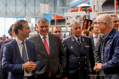 Аваков посетил завод, где собирают вертолеты для Украины