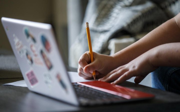 На окупованих територіях штрафують батьків дітей, які вчаться в українських онлайн-школах