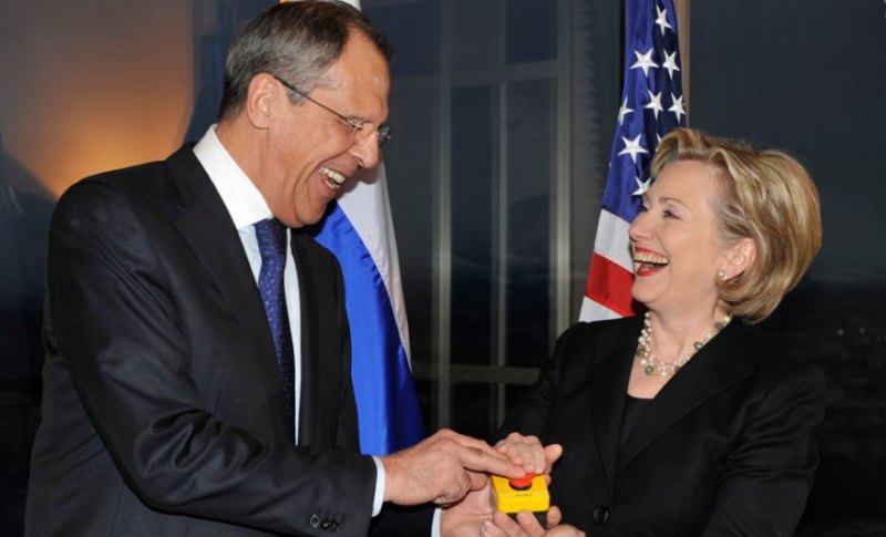Державний секретар США Гілларі Клінтон дарує міністру закордонних справ Росії Сєргєю Лаврову «кнопку перезавантаження», 6
березня 2009 року