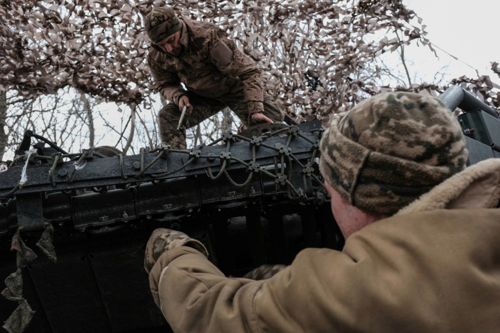 Військовослужбовці 157 механізованої бригади ЗСУ ремонтують свій Т-64 на Донецькому напрямку, 11 березня 2025 року.