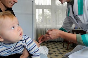 Минздрав: вакцин для прививок детей нет