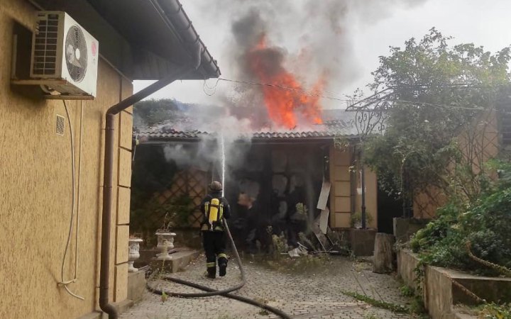 На Миколаївщині росіяни скинули вибухівку на житловий будинок, постраждали пенсіонери