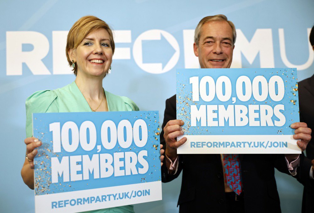 Колишня членкиня парламенту від Консерваторів Андреа Дженкінс (ліворуч), яка приєдналася до Партії реформ Великобританії, разом
із лідером партії Найджелом Фараджем під час прес-конференції партії в Лондоні, 28 листопада 2024 р.