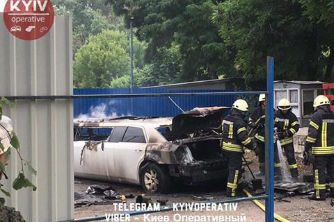 В Киеве на Виноградаре неизвестные подожгли лимузин
