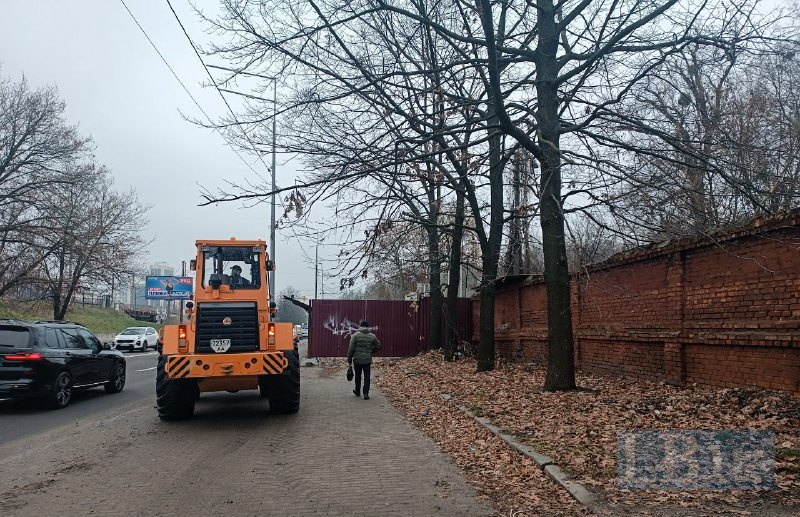 Будівельний паркан на вулиці Миколи Грінченка впритул до могил цвинтаря насторожив киян