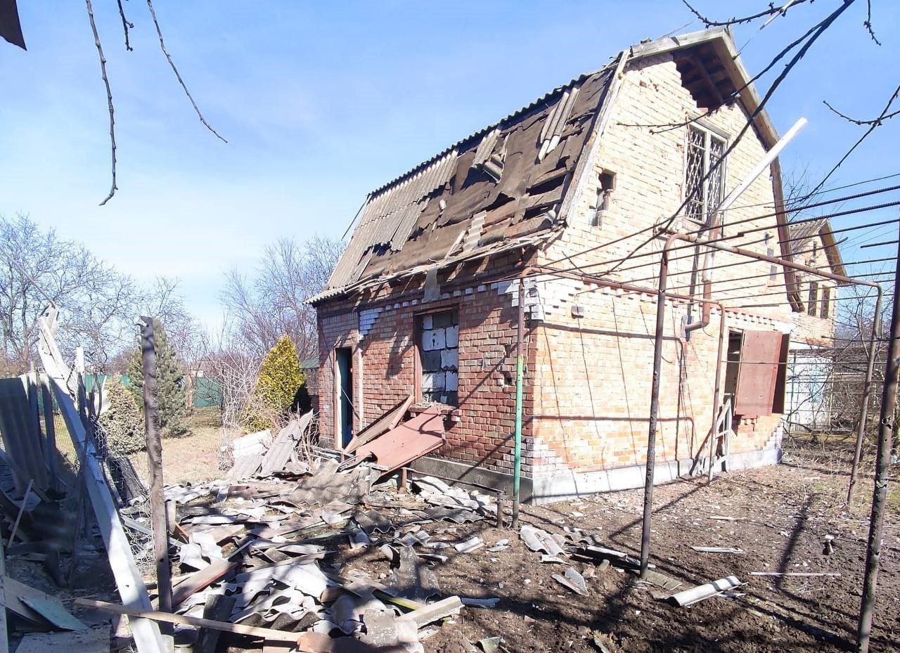 Зруйнований російськими обстрілами будинок на Дніпропетровщині