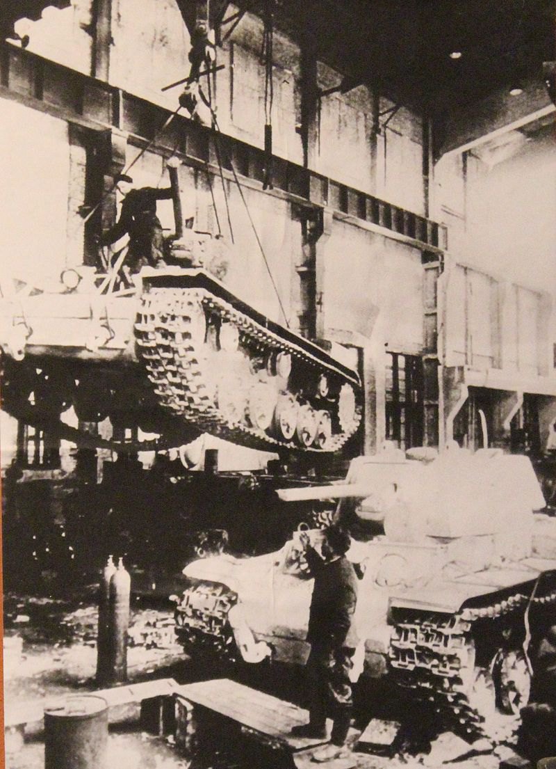 Виробництво танків на заводі в обложеному Ленінграді