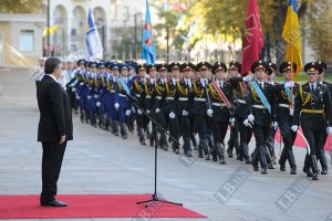 Янукович приказал ежегодно повышать военным соцстандарты