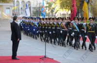 Янукович приказал ежегодно повышать военным соцстандарты