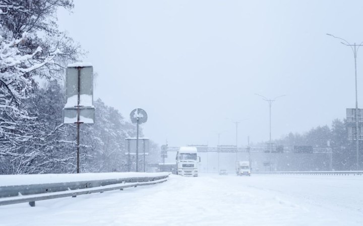 У Києві ліквідують наслідки снігопаду: дороги столиці прибирають понад 250 одиниць спецтехніки