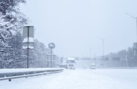У Києві ліквідують наслідки снігопаду: дороги столиці прибирають понад 250 одиниць спецтехніки