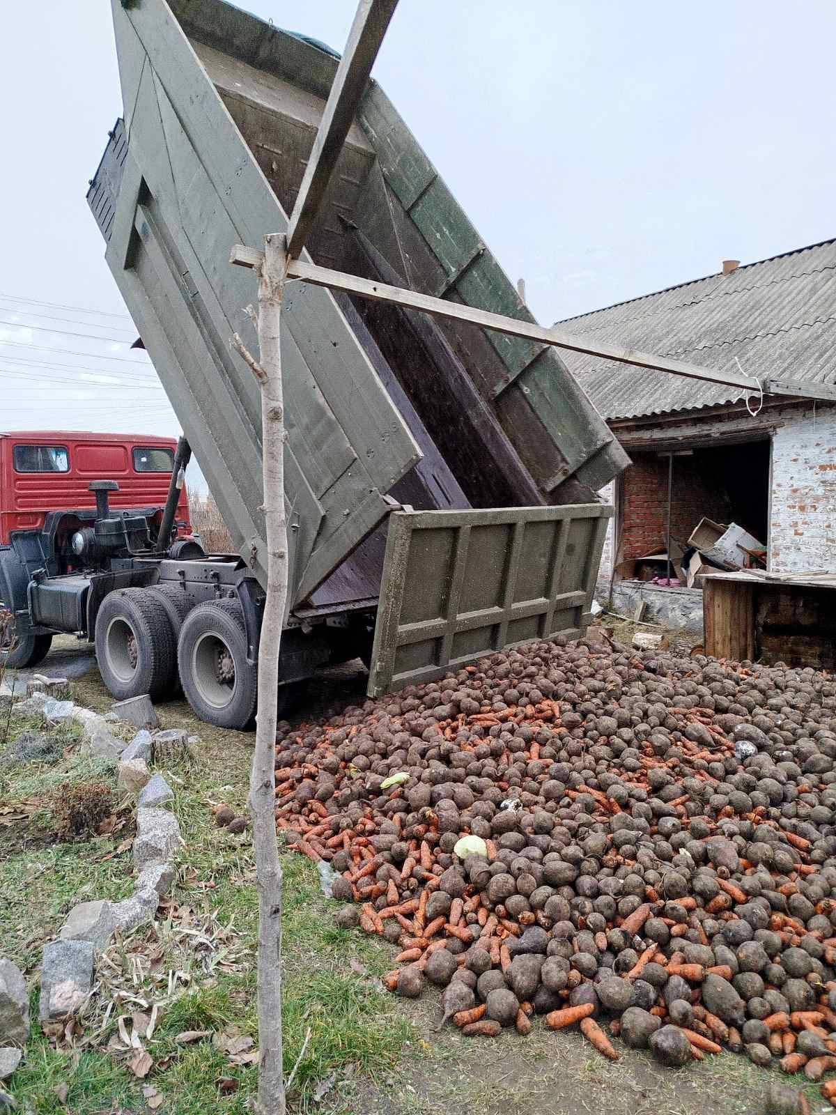 Волонтери передають продукти для руху &quot;Борщ для ЗСУ&quot; цілими вантажівками