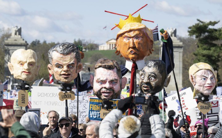 Хвиля антитрампівських протестів “Жодних королів” охопила всі штати США