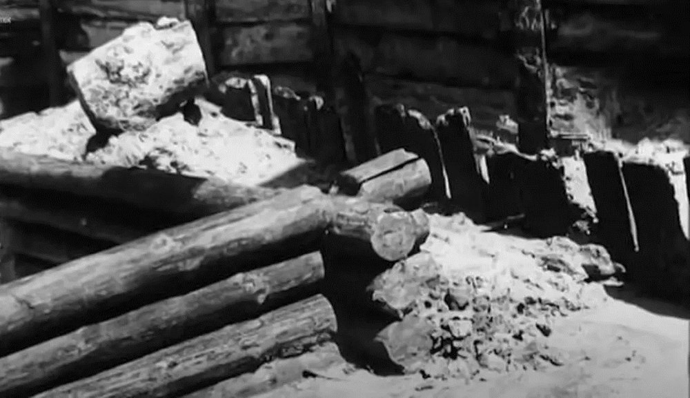 При побудові метро «Контрактова площа» у 1970-х було знайдене ціле підземне місто. На знімку – дерев’яний зруб, переданий згодом на зберігання.