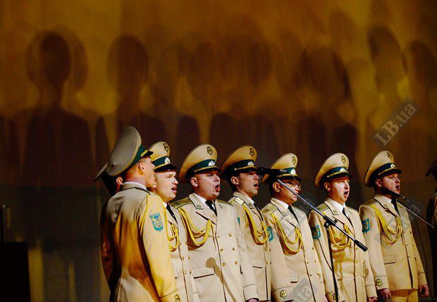 В лучших традициях советских приветствий военный хор спел гимн кинофестиваля