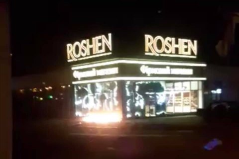 В Киеве подожгли магазин "Рошен" возле станции метро "Героев Днепра"