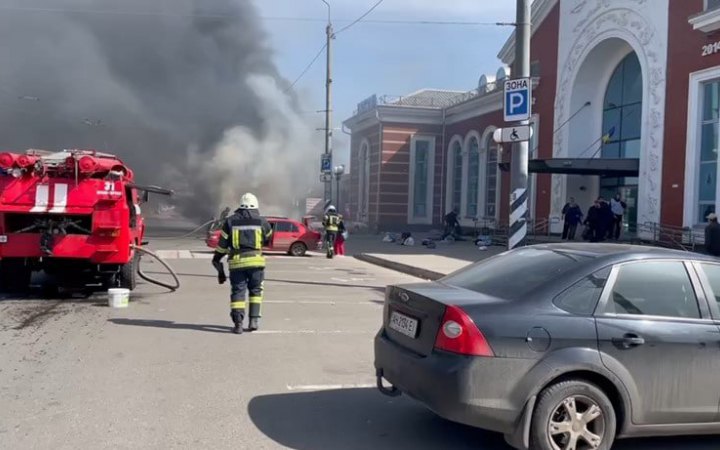 Залізничний вокзал Краматорська призупиняє роботу, але евакуація з Донбасу триватиме
