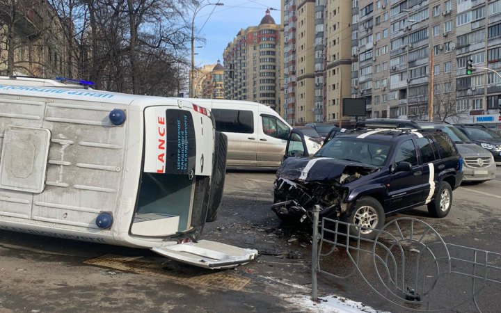 У Києві внаслідок зіткнення “швидкої” та позашляховика постраждали 6 осіб, у тому числі немовля