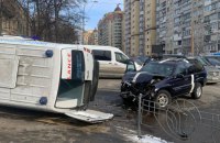 У Києві внаслідок зіткнення “швидкої” та позашляховика постраждали 6 осіб, у тому числі немовля