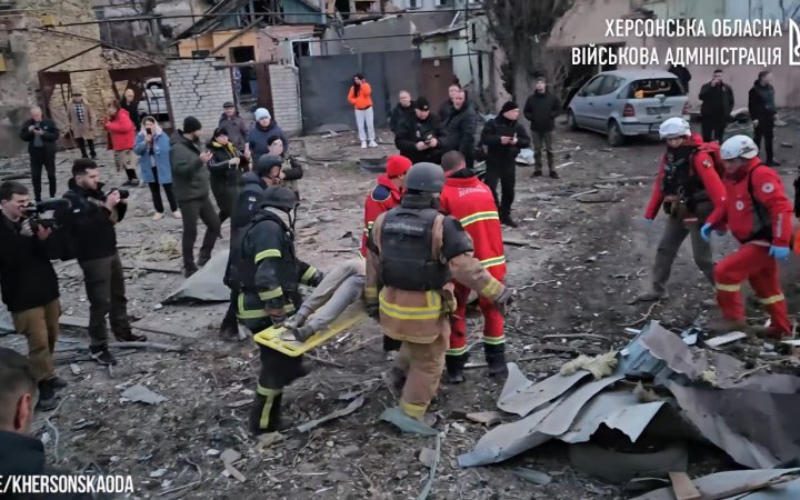 Росіяни вдарили по житловій забудові Херсона КАБом. Відомо про двох поранених