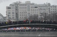 В Москве может обвалиться мост с митингующими