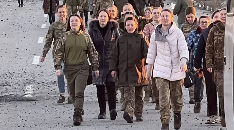 Звільнені українки під час обміну полоненими між Україною і Росією 17 жовтня 2022 року, коли додому повернулись 108 жінок, серед них ті, що були на Азовсталі.