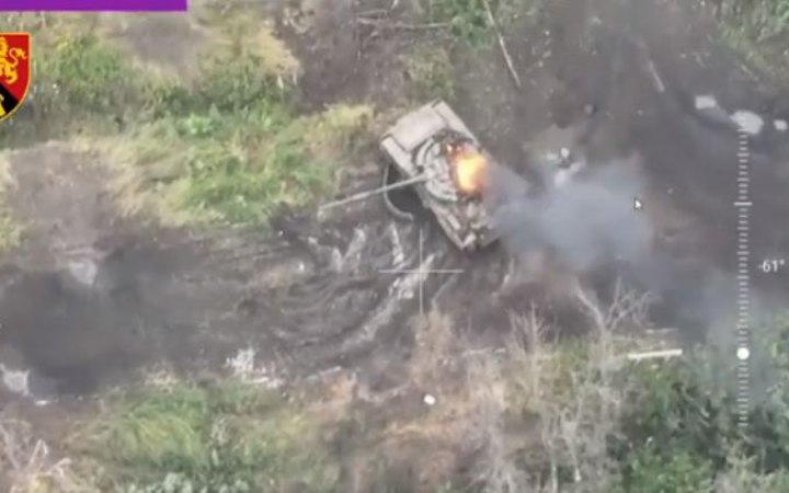 Українські артилеристи знищили російський танк Т-80