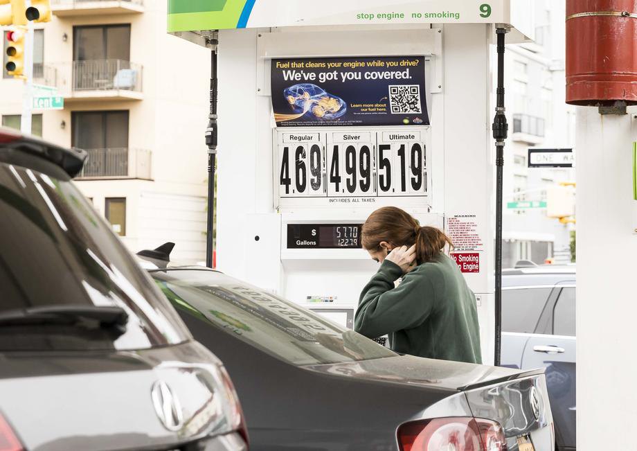 Заправка у Брукліні, Нью-Йорк, 13 травня 2022. Цього тижня у США спостерігається найвища середня ціна за бензин за всю історію країни.