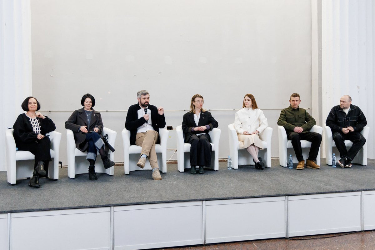 Зліва-направо: Оксана Довгополова, Катерина Семенюк, Антон Дробович, Лізавета Герман, Вікторія Мізерна, Дмитро Пруткін і Олексій Биков.