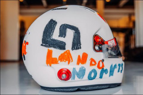 Гонщик Формулы-1 подарил свой шлем шестилетней девочке, придумавшей его дизайн