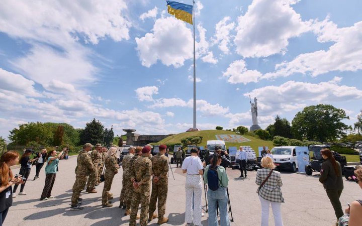 До Дня Героїв авіакомпанія «Українські вертольоти» передала масштабну допомогу військовим