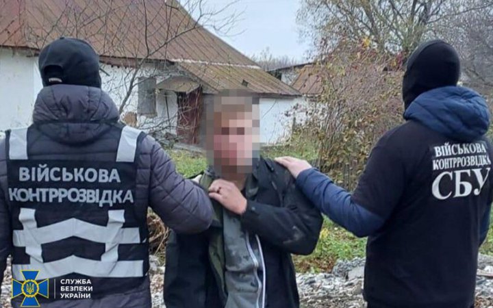 Мешканця Хмельниччини підозрюють у встановлення фотопасток біля аеродромів у західних областях