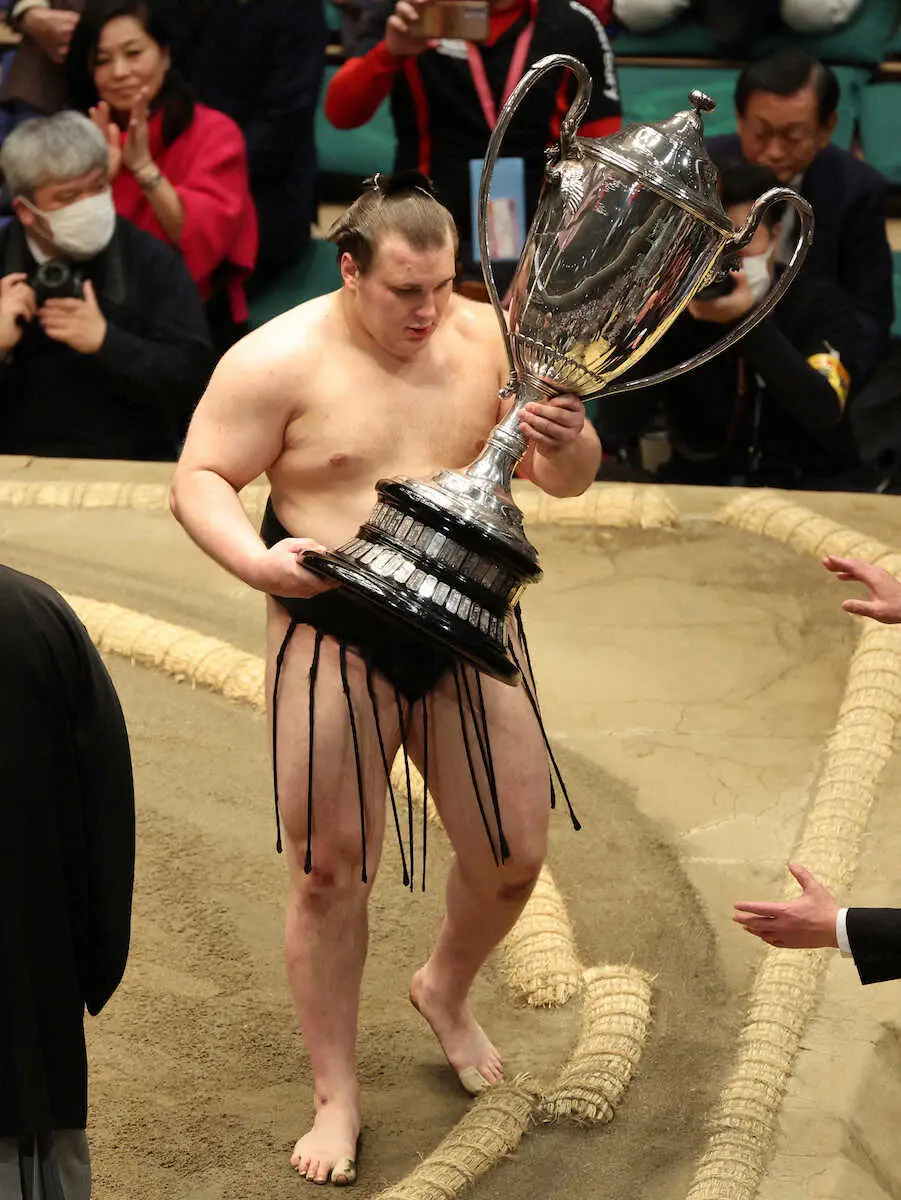 Данило Явгусишин (Арата Аонішікі) після перемоги на Hatsu Basho