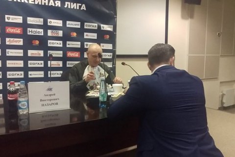 В Беларуси спортивный журналист съел свою газету после выхода минского "Динамо" в плей-офф