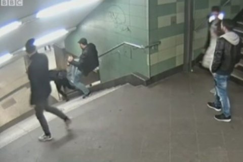 Болгарин, який штовхнув жінку ногою зі сходинок у метро Берліна, отримав три роки в'язниці