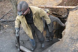 На двух шахтах в Донецкой области произошли обвалы