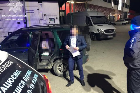 Во Львове патрульные остановили автомобиль с 14-летней водителем за рулем