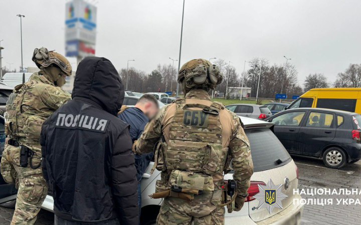 Правоохоронці затримали трьох ділків, яких підозрюють у нелегальному збуті зброї