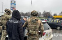 Правоохоронці затримали трьох ділків, яких підозрюють у нелегальному збуті зброї