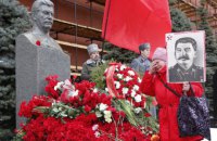 Москвичи засыпали гвоздиками могилу Сталина на Красной площади