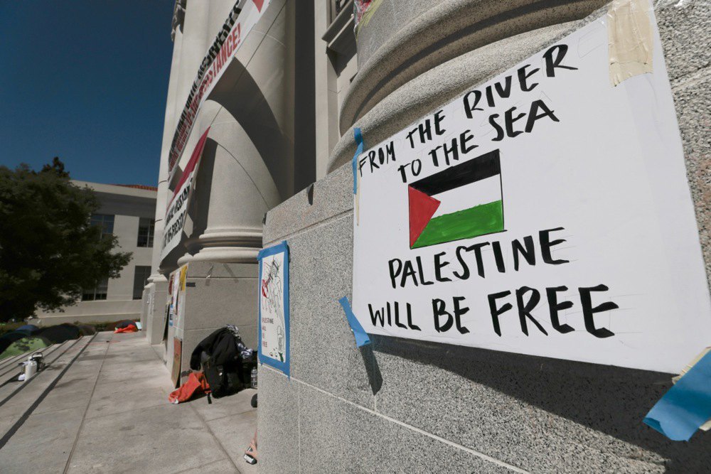 Антисемітське гасло на стіні корпусу Університету Каліфорнії (Берклі)