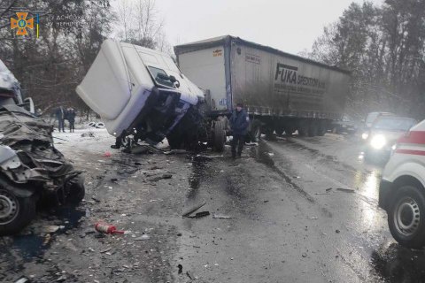 Водія вантажівки затримали за ДТП з маршруткою біля Чернігова, в якій загинули 13 людей