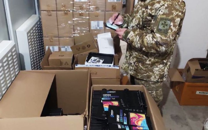 Українські прикордонники отримали ІТ-обладнання та планшети від австралійців