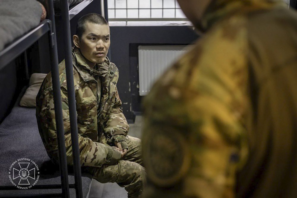 Один з двох китайців, які воювали проти України, під час допиту в СБУ, Київ, 9 квітня 2025 р.