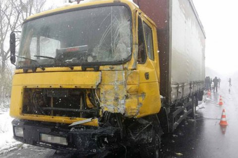 Под Харьковом микроавтобус столкнулся с грузовиком, есть погибшие