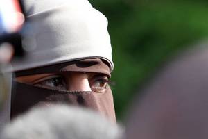 Во Франции мусульманка яростно отбивалась от полицейских, захотевших увидеть ее лицо