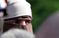 Во Франции мусульманка яростно отбивалась от полицейских, захотевших увидеть ее лицо