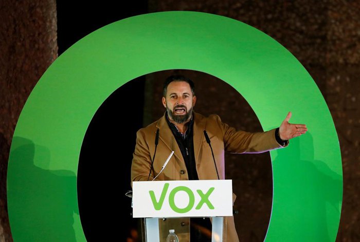 Лидер Vox Сантьяго Абаскаль выступает с речью во время избирательной кампании на Плаза-де-Колон в Мадриде, 8 ноября 2019.