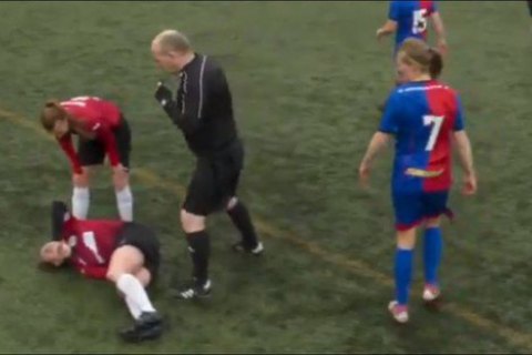 У чемпіонаті Шотландії футболістка вивихнула коліно, але кулаком вправила його і дограла матч до кінця