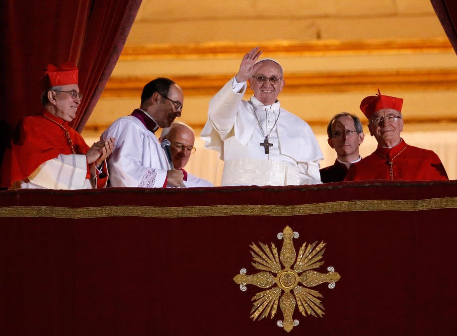 Новообраний Папа Римський Франциск I вітає присутніх з балкона базиліки Святого Петра після дводенного конклаву у Ватикані, 13 березня 2013 року.